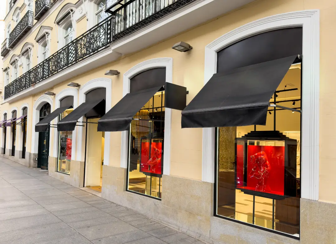 Façade vitrine de magasin en aluminium sur mesure à Mazan